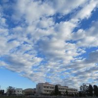 雲が建物から湧き出している!?